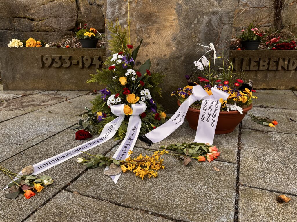 Gestecke an der Gedenkstele vor der Burg Hohnstein anlässlich der Gründung der LAG KZ Hohnstein am 29.3.2025