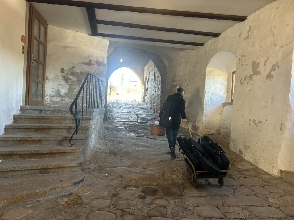 Die Taschen mit den Roll-Ups werden mit dem Handwagen auf den oberen Burghof der Burg Hohnstein transportiert.