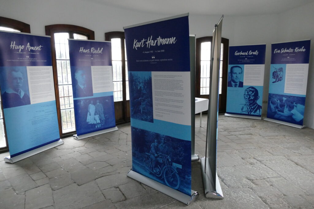 Roll-Ups der Ausstellung "Zwölf Porträts - Häftlinge des KZ Hohnstein 1933-1934" stehen im Pavillon der Burg Hohnstein